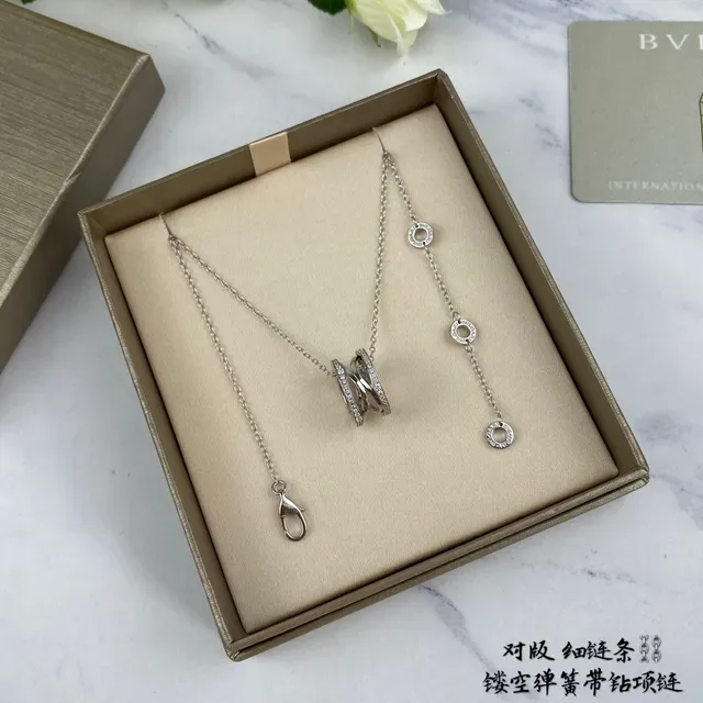 Bvlgari قلادة ذهب وفضة Interlocking Band معلقة إكسنتات الماس Pavé 3