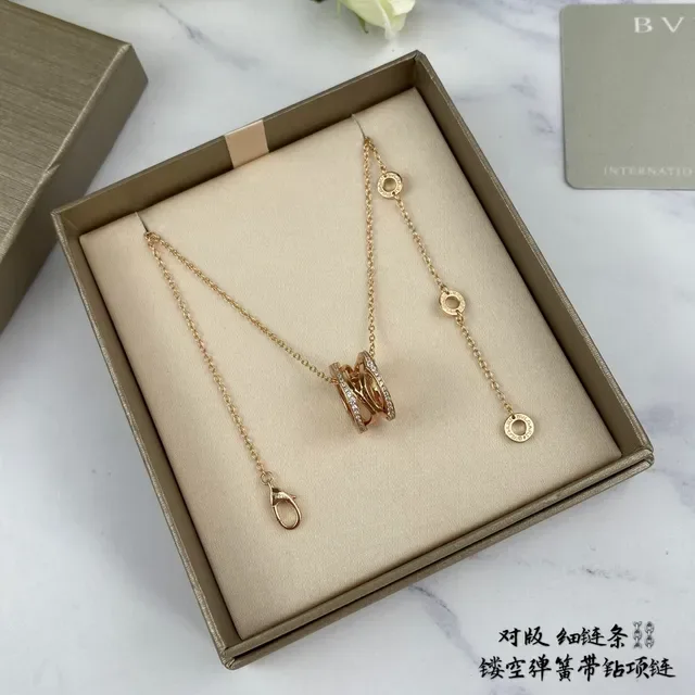 Bvlgari قلادة ذهب وفضة Interlocking Band معلقة إكسنتات الماس Pavé 4