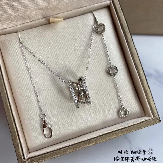 Bvlgari قلادة ذهب وفضة Interlocking Band معلقة إكسنتات الماس Pavé 6