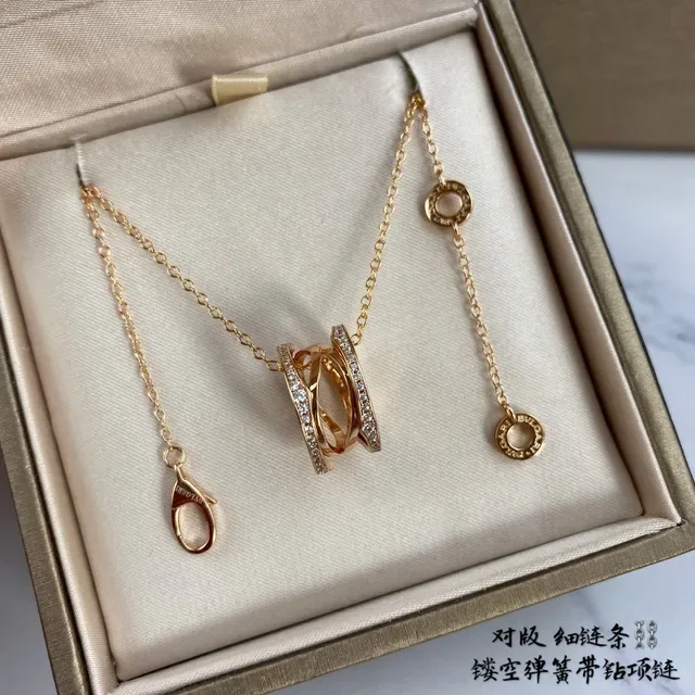 Bvlgari قلادة ذهب وفضة Interlocking Band معلقة إكسنتات الماس Pavé 7