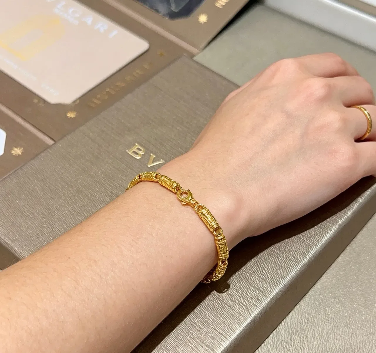 Bvlgari Bracelet en Or Tubular Links Gravé Détail Géométrique 8