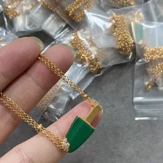 Bvlgari Pendentif en Forme de Rouge à Lèvres en Or Vert avec Pierre de Malachite