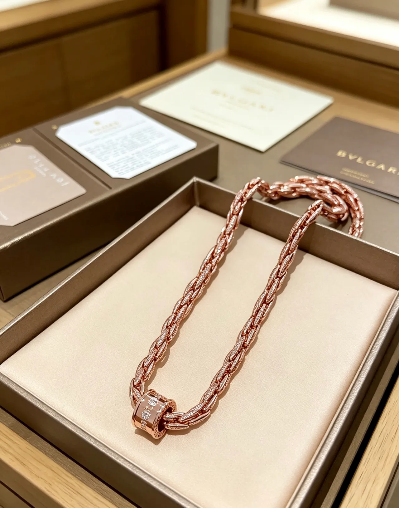 Bvlgari Collier chaîne torsadée à maillons en or rose avec fermoir pavé de diamants 2