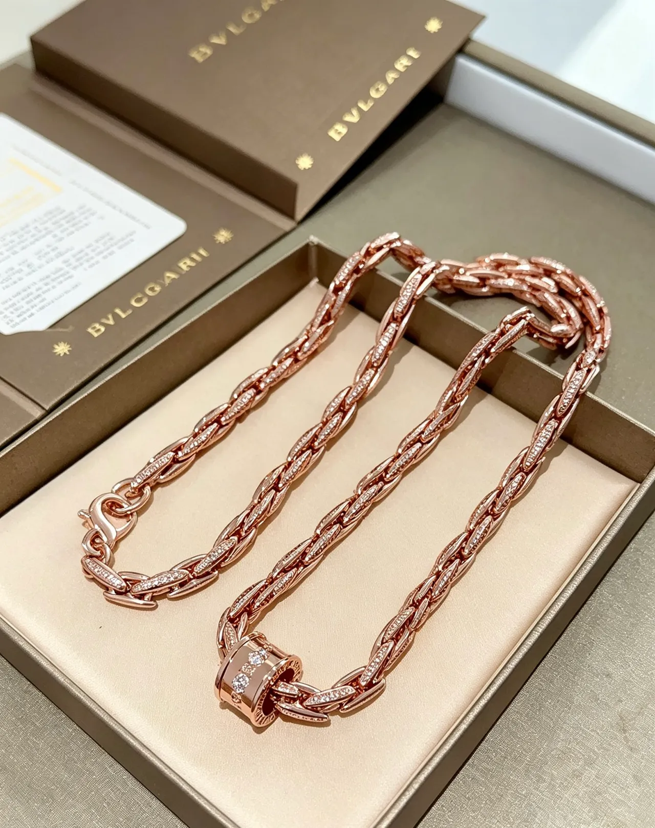 Bvlgari Collier chaîne torsadée à maillons en or rose avec fermoir pavé de diamants 4