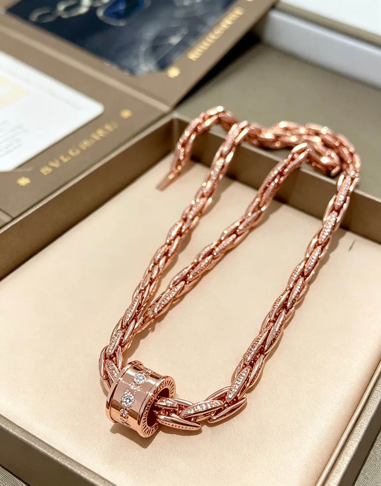 Bvlgari Collier chaîne torsadée à maillons en or rose avec fermoir pavé de diamants 5