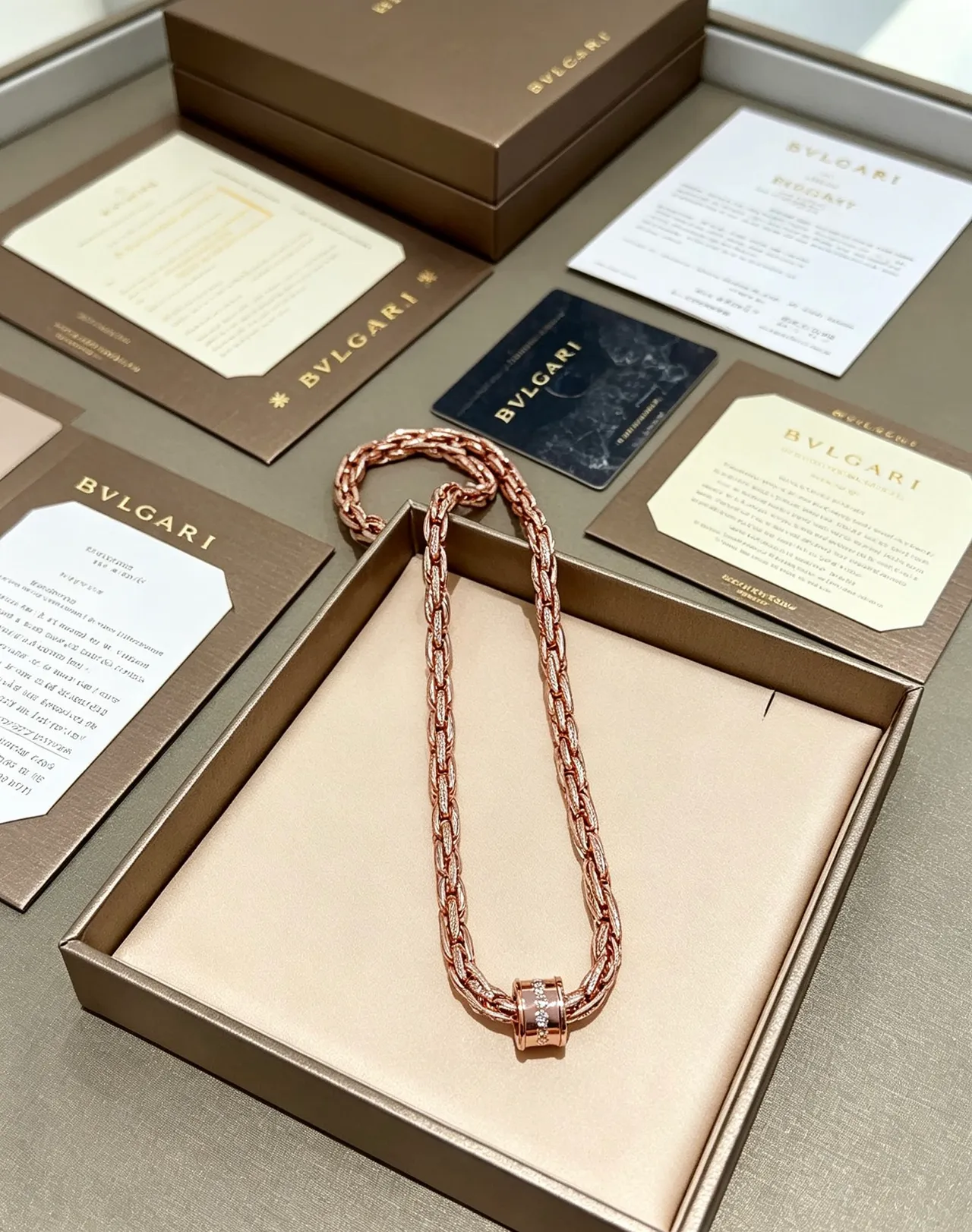 Bvlgari Collier chaîne torsadée à maillons en or rose avec fermoir pavé de diamants 7