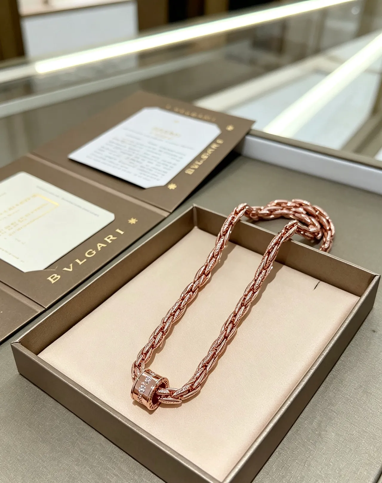 Bvlgari Collier chaîne torsadée à maillons en or rose avec fermoir pavé de diamants 8