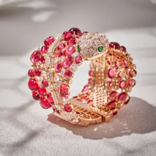 Bvlgari Serpenti रूबी और डायमंड मुड़ी हुई सांप की चूड़ी
