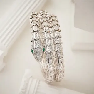 Bvlgari Serpenti Triple-Coil Pavé Diamond और Emerald ब्रेसलेट