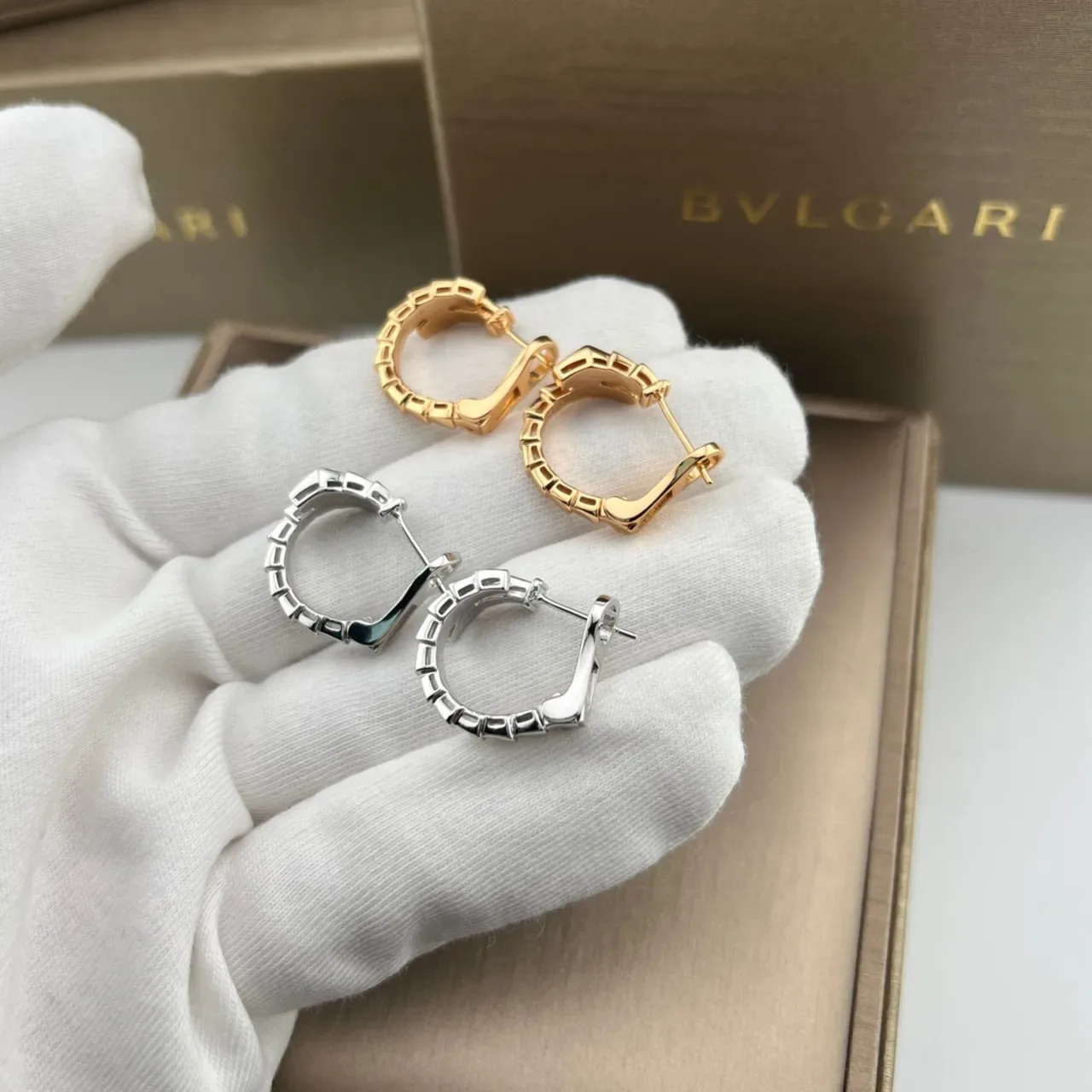 Bvlgari Boucles d'Oreilles Argent et Or Articulées Segmentées Motif Central Diamanté 3