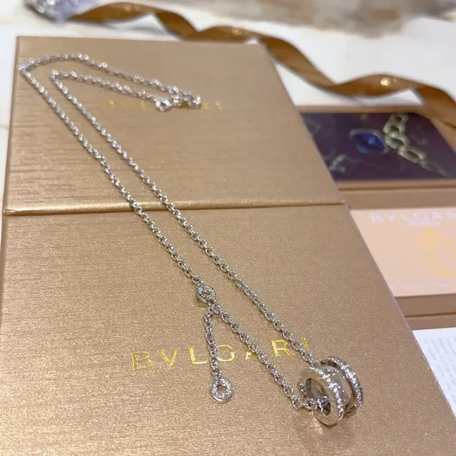 Bvlgari Collier argent et or avec pendentif rotatif à multiples anneaux et accents de diamants pavé 2