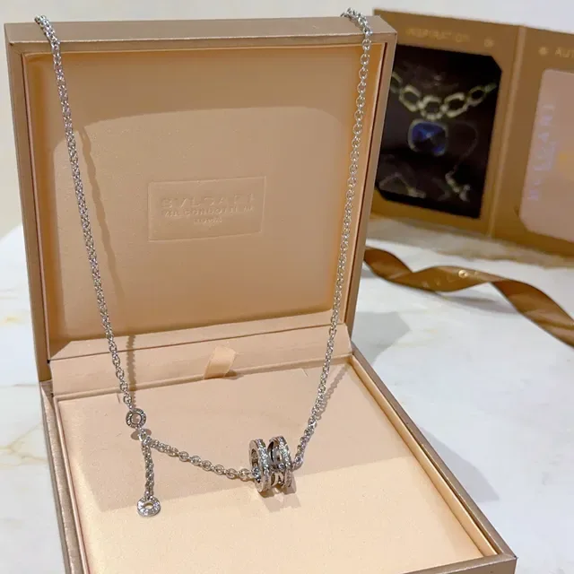 Bvlgari Collier argent et or avec pendentif rotatif à multiples anneaux et accents de diamants pavé 6