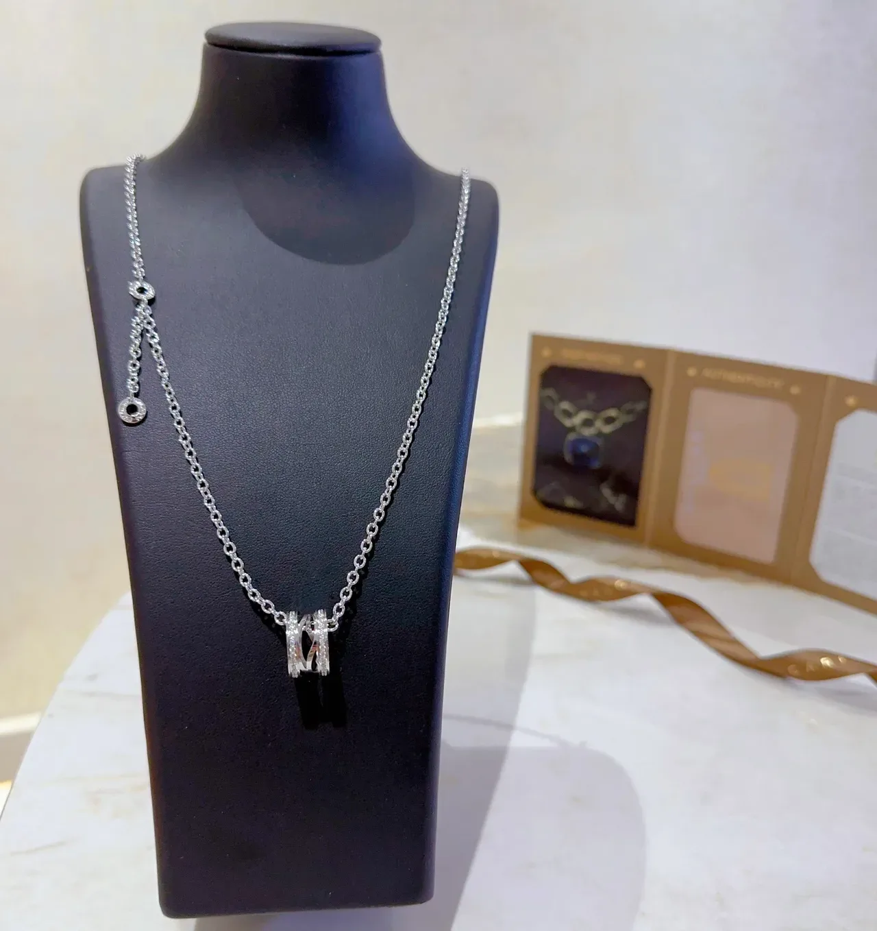 Bvlgari Collier argent et or avec pendentif rotatif à multiples anneaux et accents de diamants pavé 7