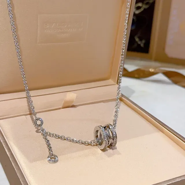Bvlgari Collier argent et or avec pendentif rotatif à multiples anneaux et accents de diamants pavé 9