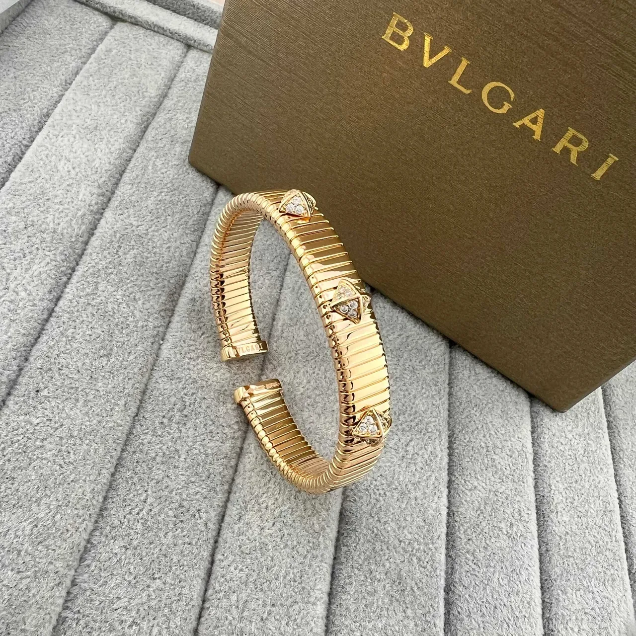 Bvlgari Tubogas أساور ذهبية بنمط مثلثي الماس 2