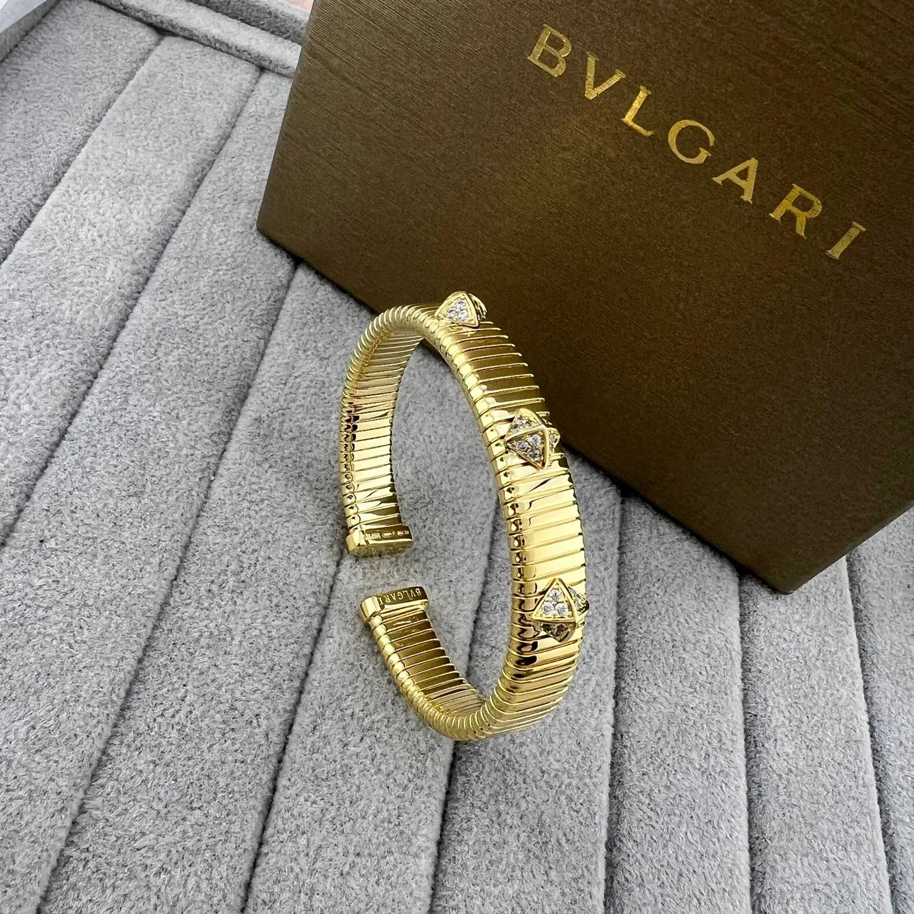 Bvlgari Tubogas أساور ذهبية بنمط مثلثي الماس 3
