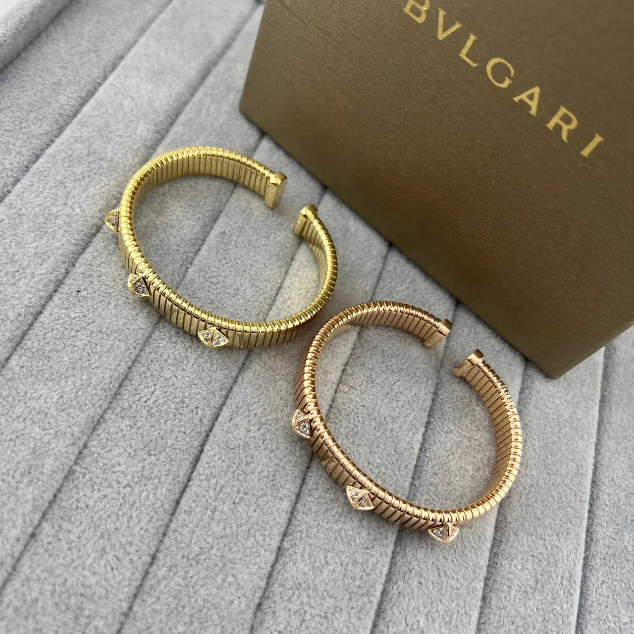 Bvlgari Tubogas أساور ذهبية بنمط مثلثي الماس 4