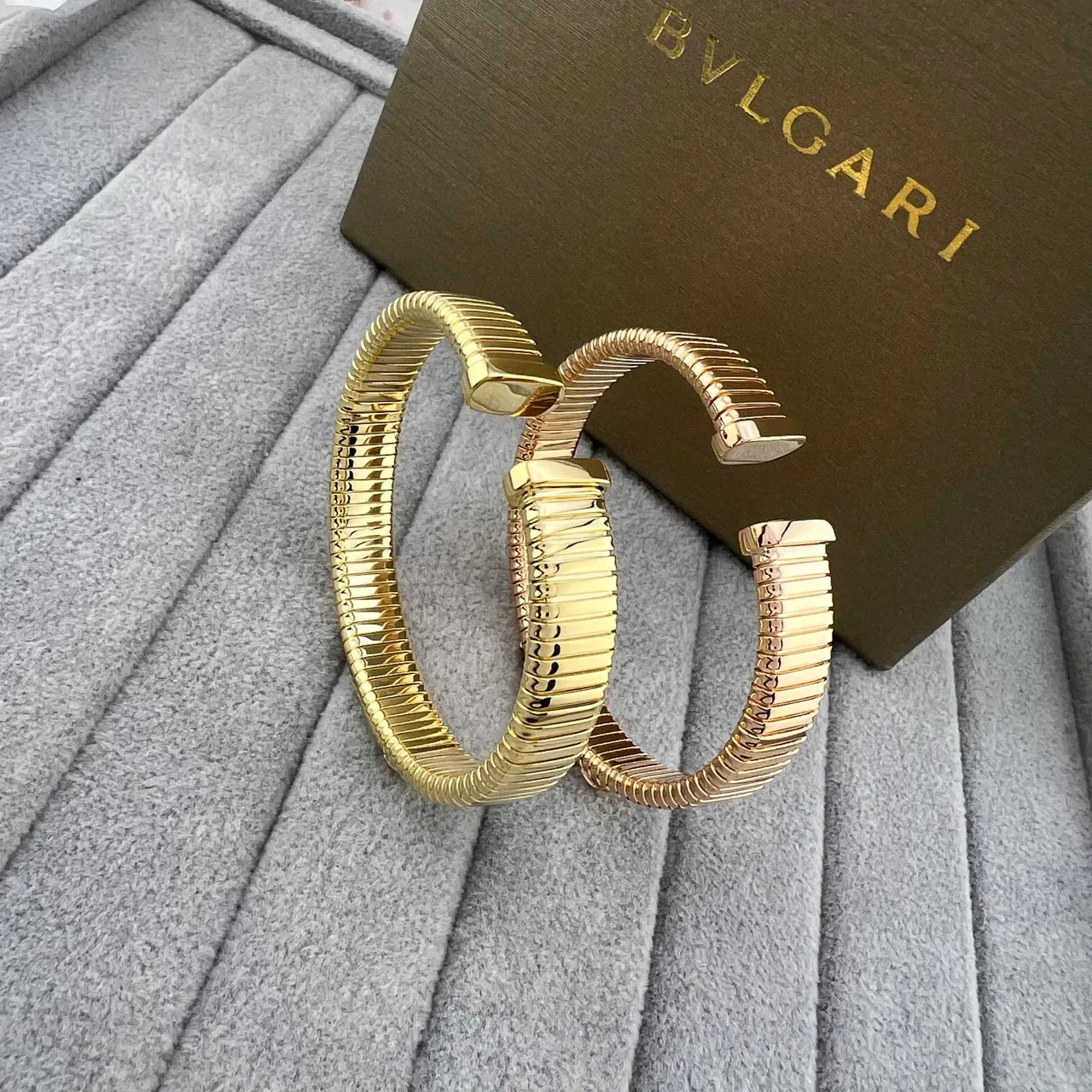 Bvlgari Tubogas أساور ذهبية بنمط مثلثي الماس 5