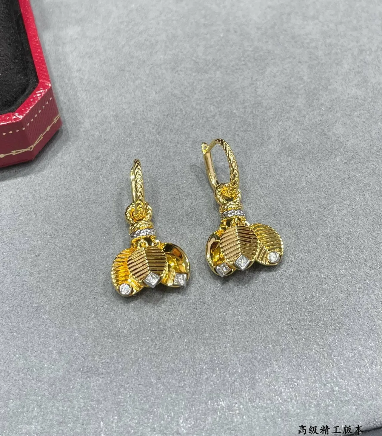Cartier Boucles d'oreilles pendentifs en forme de feuille dorée et argentée avec texture gravée en chevron 2