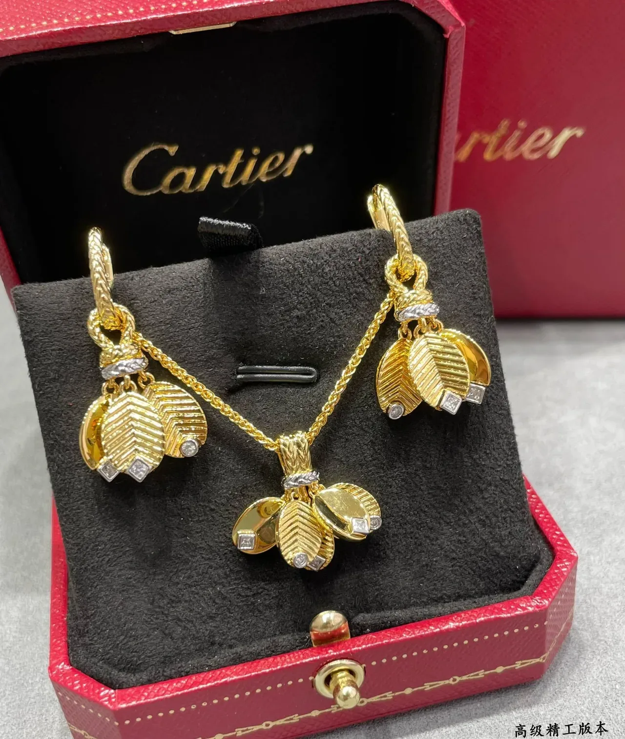 Cartier Boucles d'oreilles pendentifs en forme de feuille dorée et argentée avec texture gravée en chevron 4
