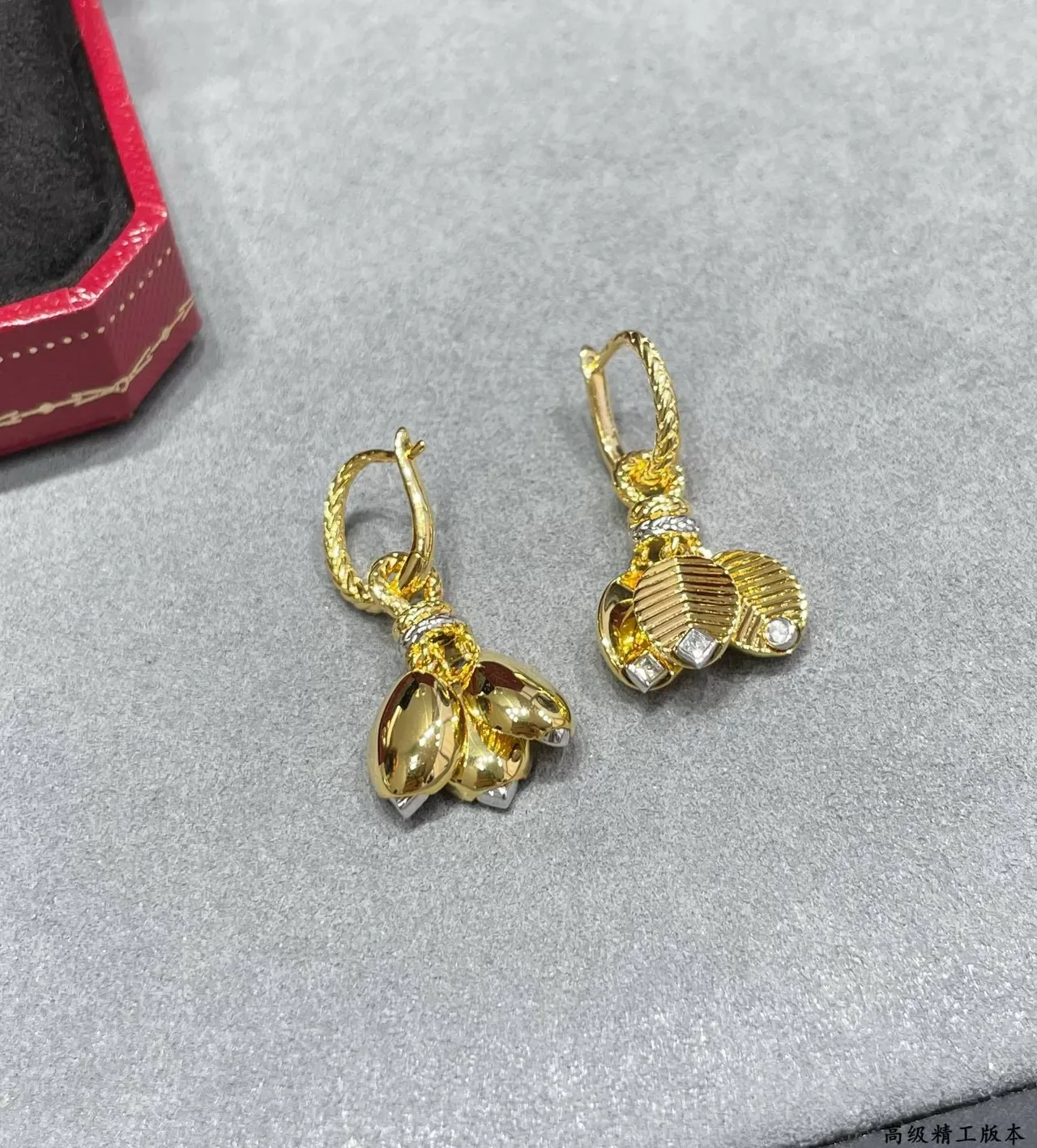 Cartier Boucles d'oreilles pendentifs en forme de feuille dorée et argentée avec texture gravée en chevron 5
