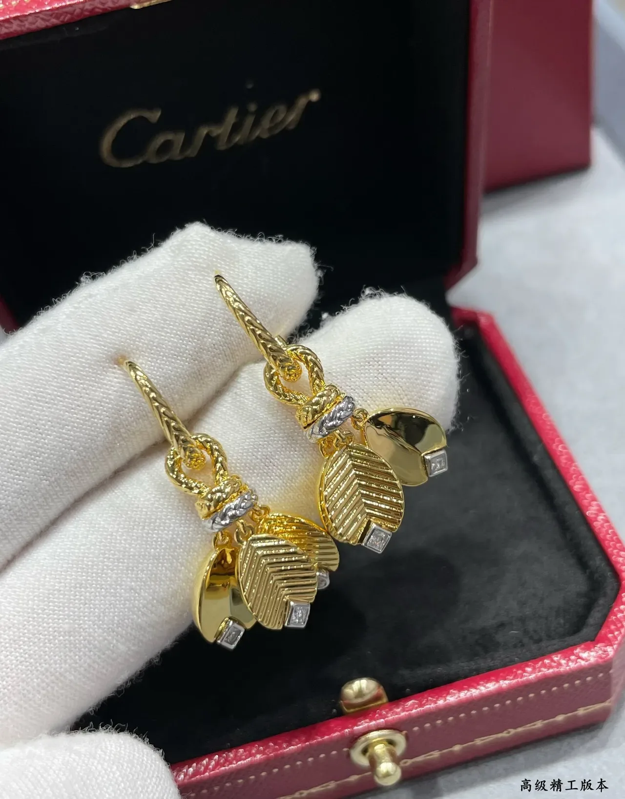 Cartier Boucles d'oreilles pendentifs en forme de feuille dorée et argentée avec texture gravée en chevron 6