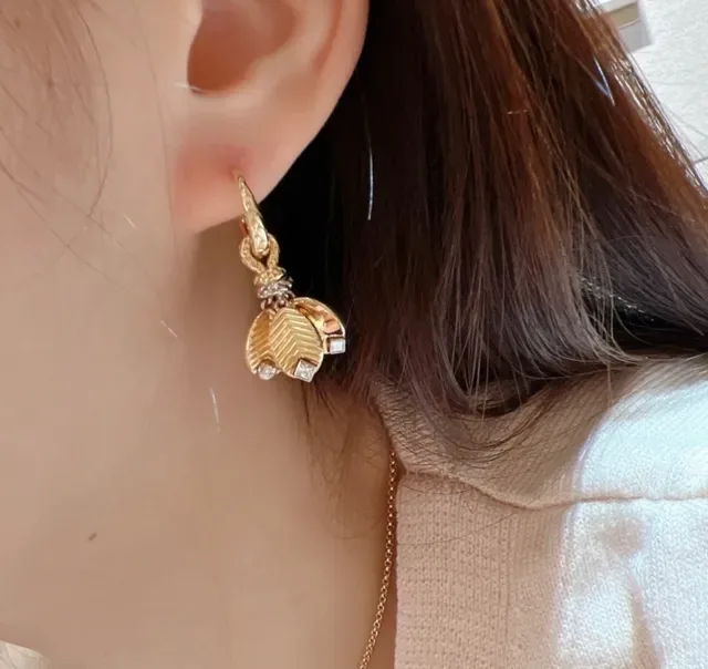 Cartier Boucles d'oreilles pendentifs en forme de feuille dorée et argentée avec texture gravée en chevron 7