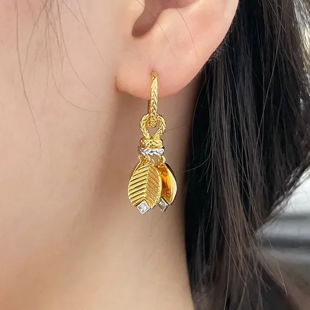 Cartier Boucles d'oreilles pendentifs en forme de feuille dorée et argentée avec texture gravée en chevron 8