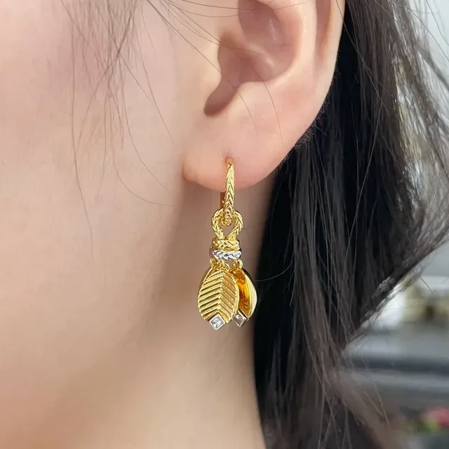 Cartier Boucles d'oreilles pendentifs en forme de feuille dorée et argentée avec texture gravée en chevron 9