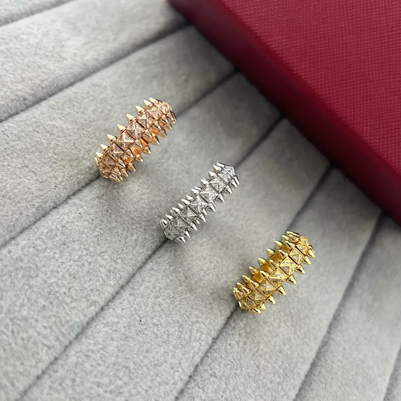 Cartier Juste un Clou গোল্ড সিলভার স্পাইকড ক্রাউন মোটিফ পাভে-সেট ত্রিভুজাকার ফেসেট রিং 2