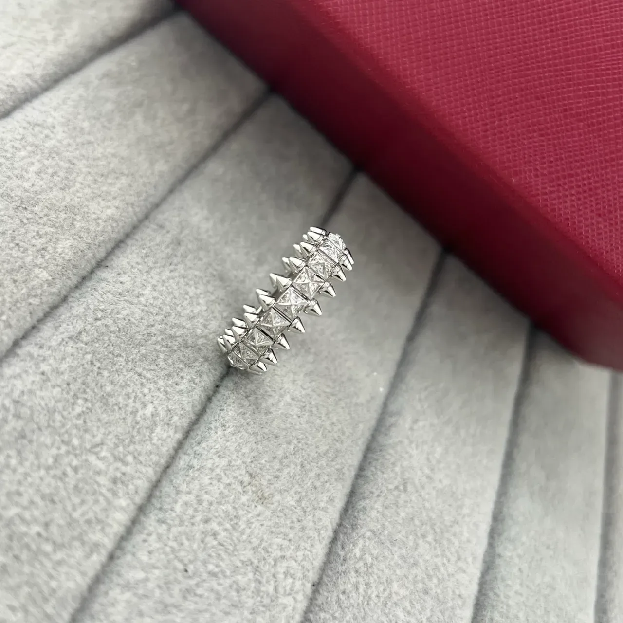 Cartier Juste un Clou গোল্ড সিলভার স্পাইকড ক্রাউন মোটিফ পাভে-সেট ত্রিভুজাকার ফেসেট রিং 3