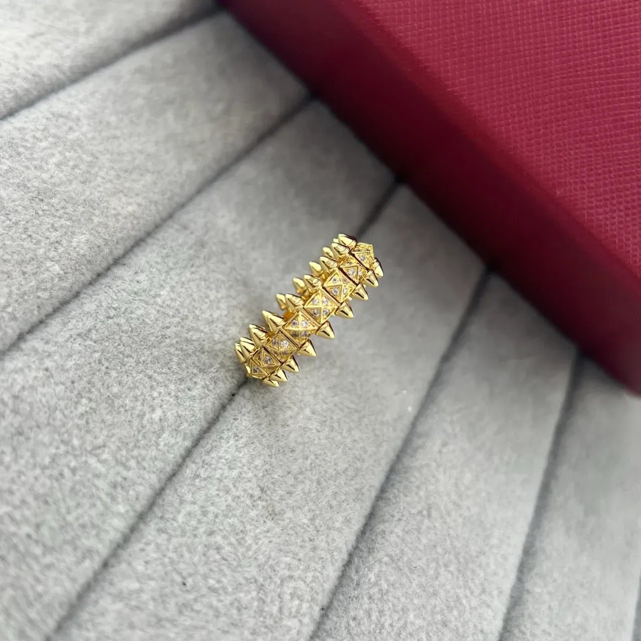 Cartier Juste un Clou গোল্ড সিলভার স্পাইকড ক্রাউন মোটিফ পাভে-সেট ত্রিভুজাকার ফেসেট রিং 4