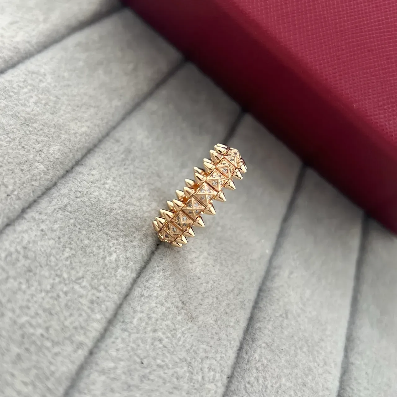 Cartier Juste un Clou গোল্ড সিলভার স্পাইকড ক্রাউন মোটিফ পাভে-সেট ত্রিভুজাকার ফেসেট রিং 5