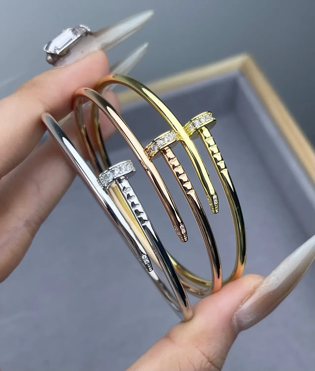 Cartier Juste un Clou Bracelete aberto de dourado com pavé de diamantes e motivo de prego 2