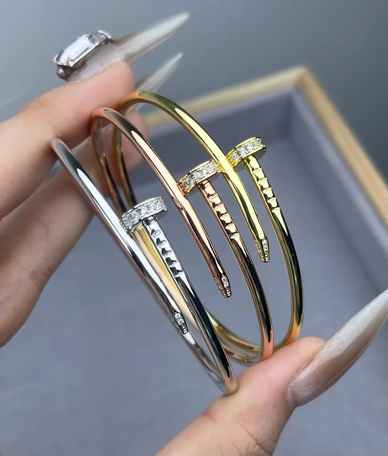 Cartier Juste un Clou Bracelete aberto de dourado com pavé de diamantes e motivo de prego 3