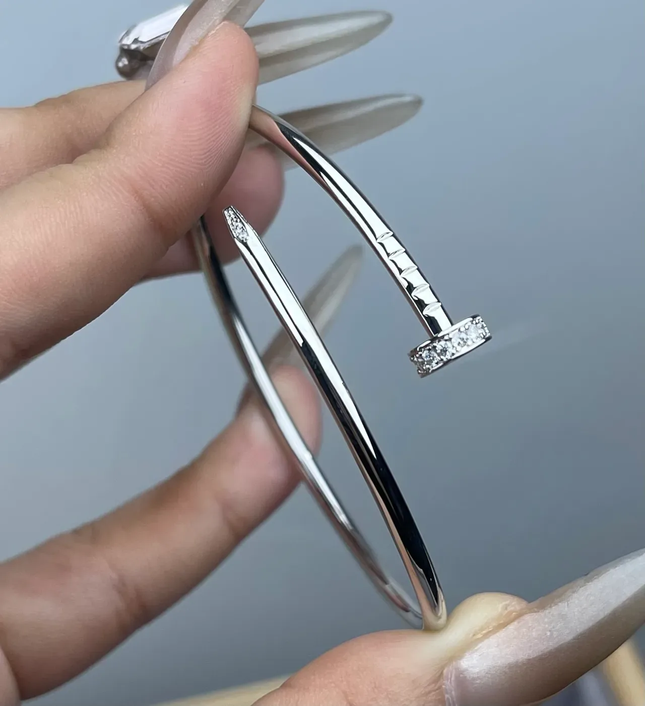 Cartier Juste un Clou Bracelete aberto de dourado com pavé de diamantes e motivo de prego 5