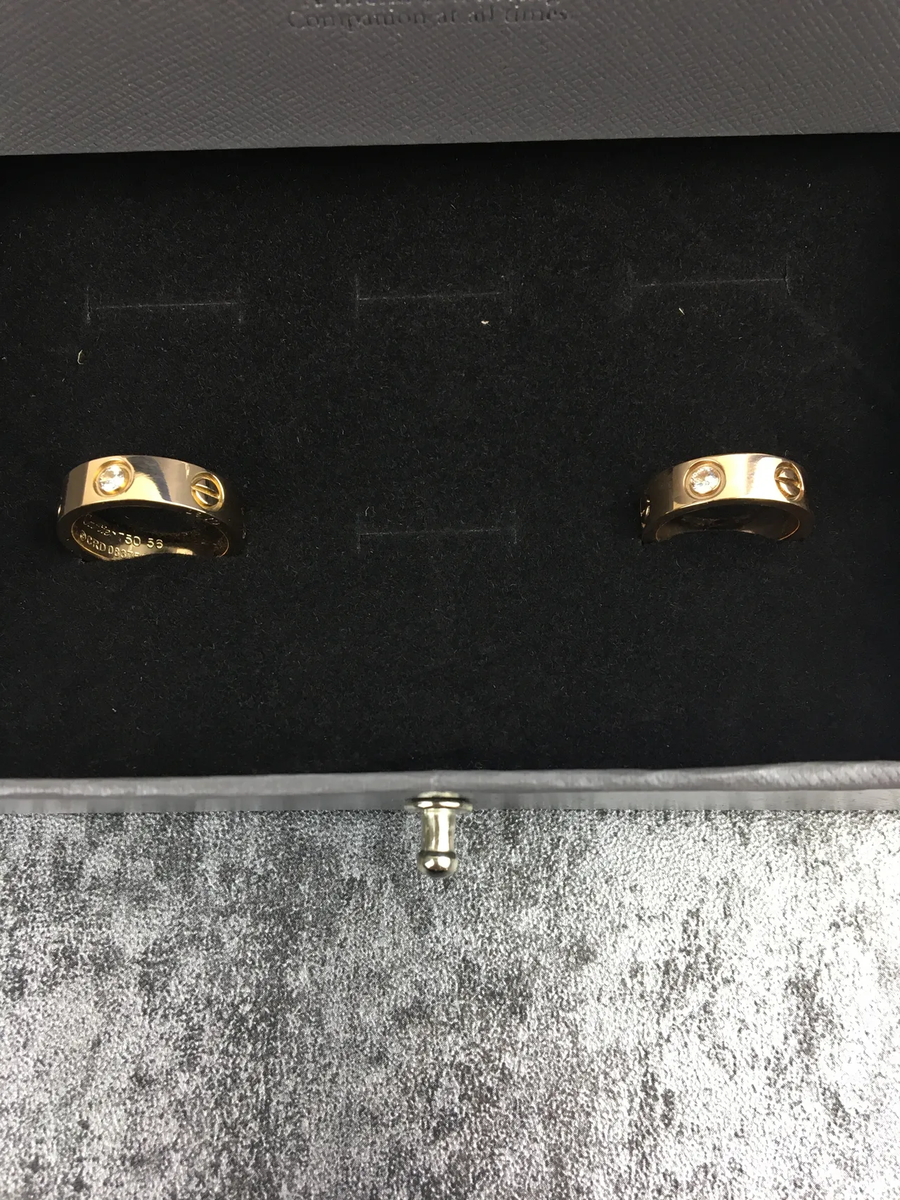 Bague Cartier Love Or Noir Bande à Profil Plat Diamant Rond Unique Central 4