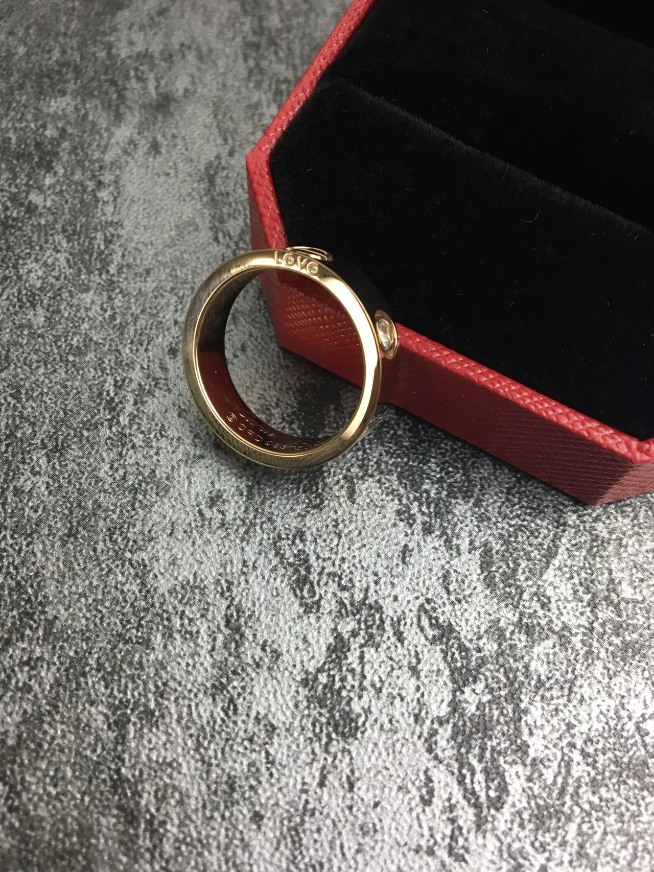 Bague Cartier Love Or Noir Bande à Profil Plat Diamant Rond Unique Central 11