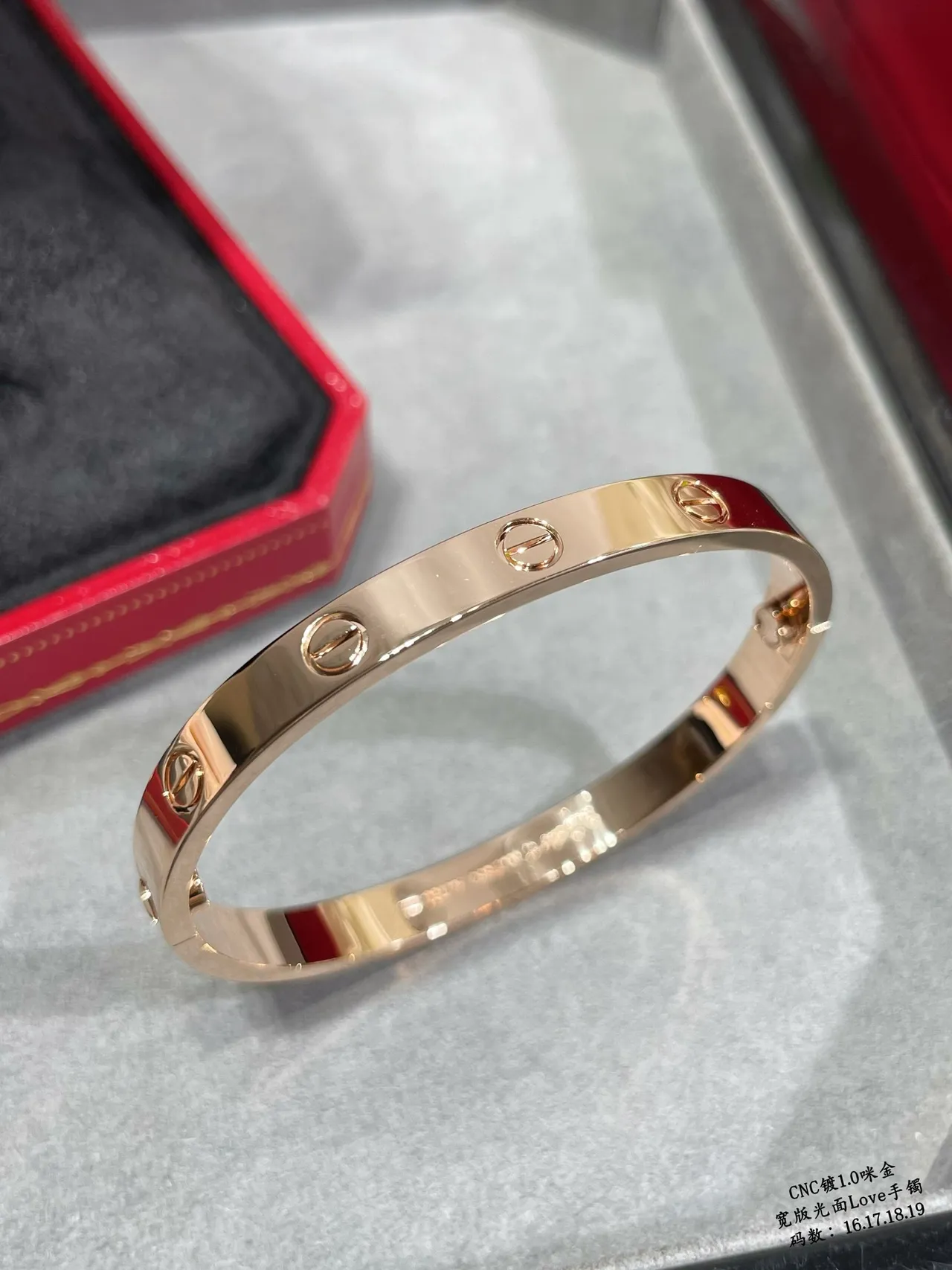 Cartier Love bracelets larges en or poli 2