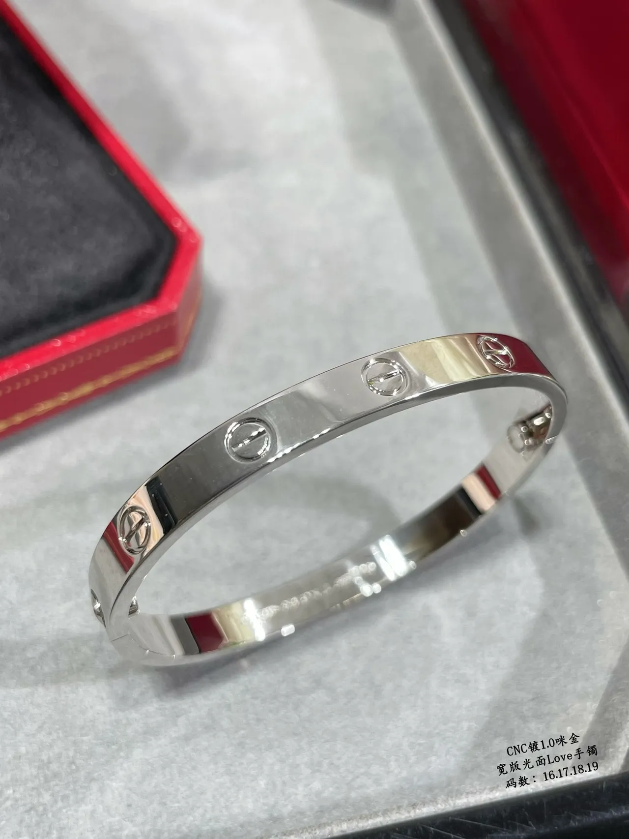 Cartier Love bracelets larges en or poli 3
