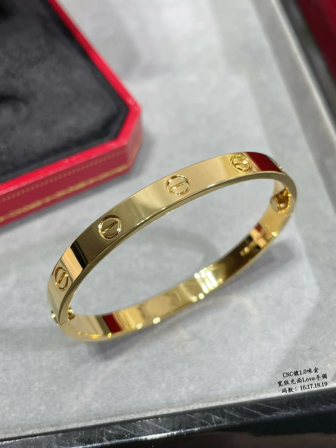 Cartier Love bracelets larges en or poli 4