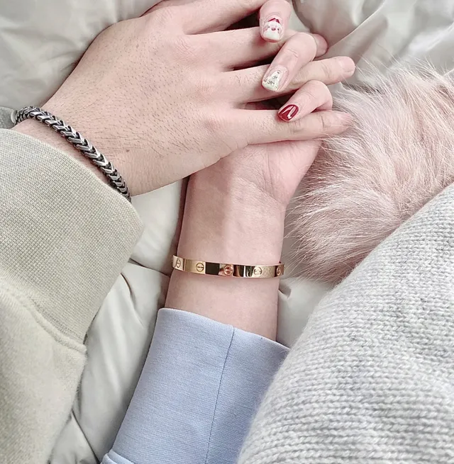 Cartier Love bracelets larges en or poli 9