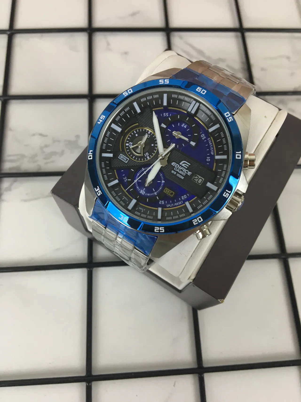 Casio Edifice Chronographe Accents Bleus Métal et Résine Montre Sport 2