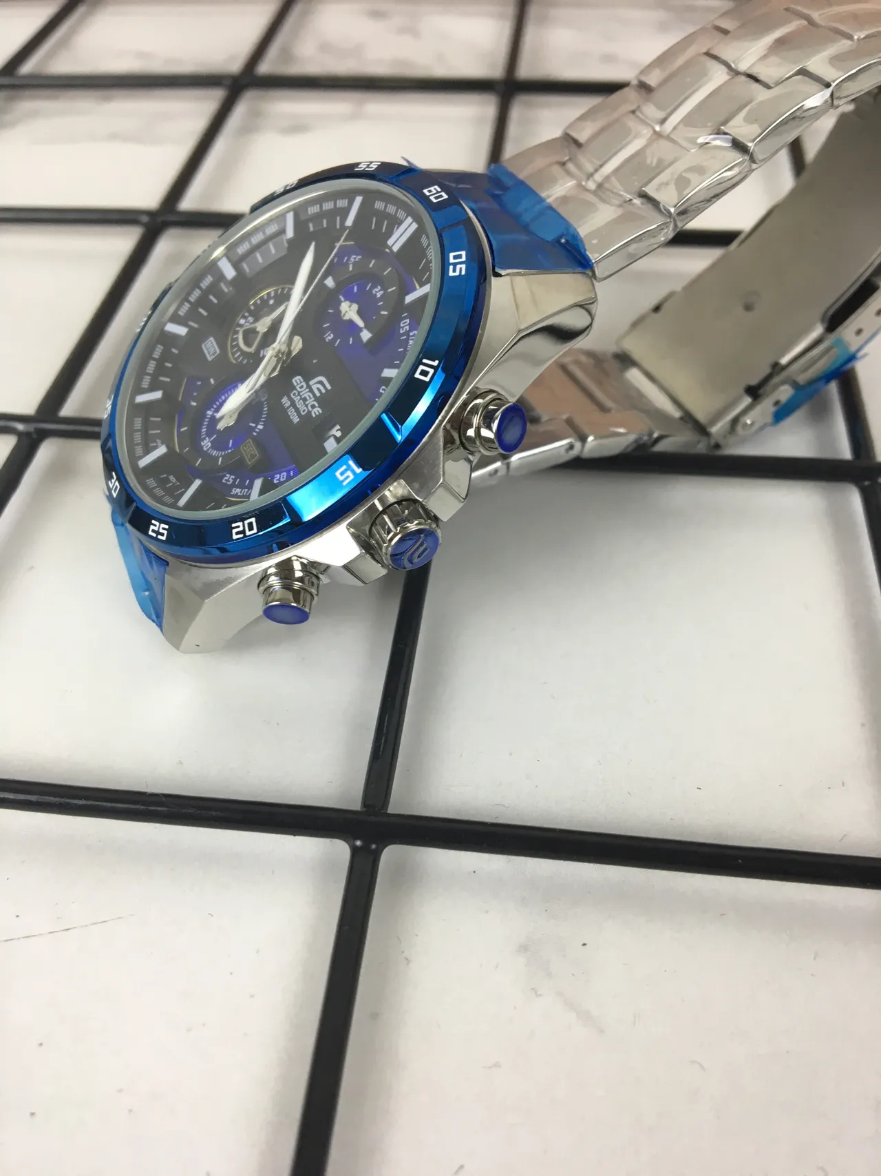 Casio Edifice Chronographe Accents Bleus Métal et Résine Montre Sport 4
