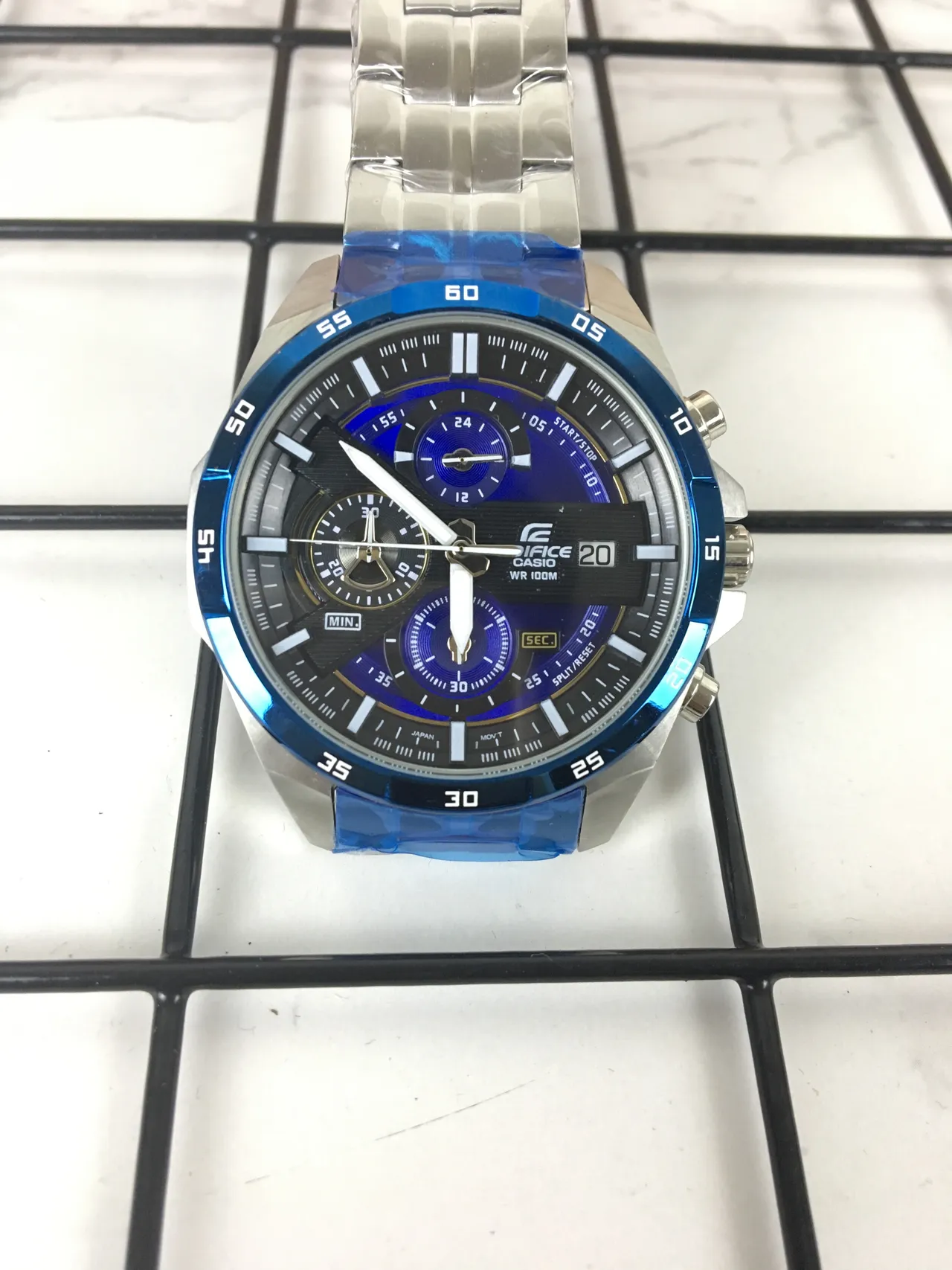 Casio Edifice Chronographe Accents Bleus Métal et Résine Montre Sport 5