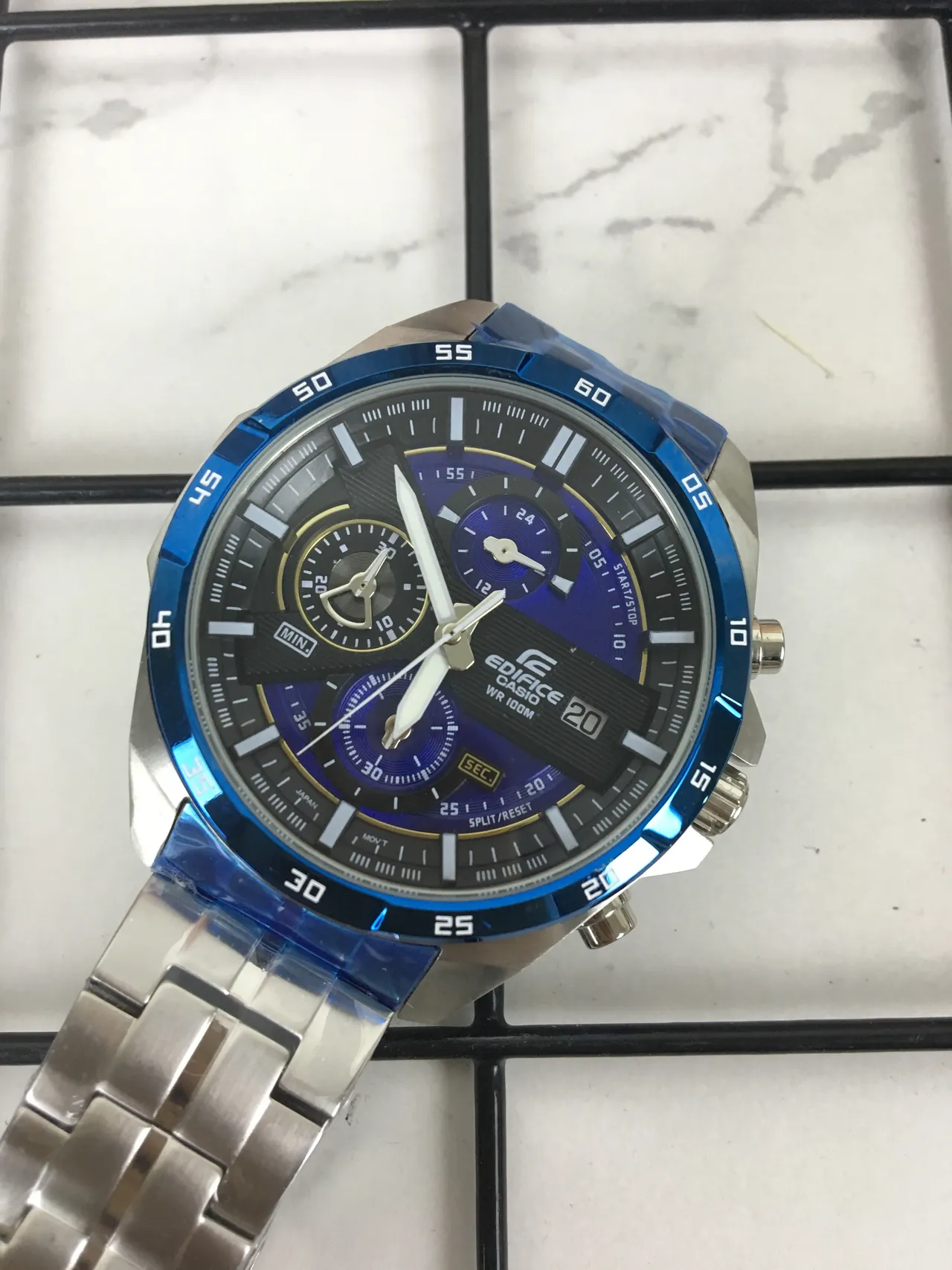 Casio Edifice Chronographe Accents Bleus Métal et Résine Montre Sport 6