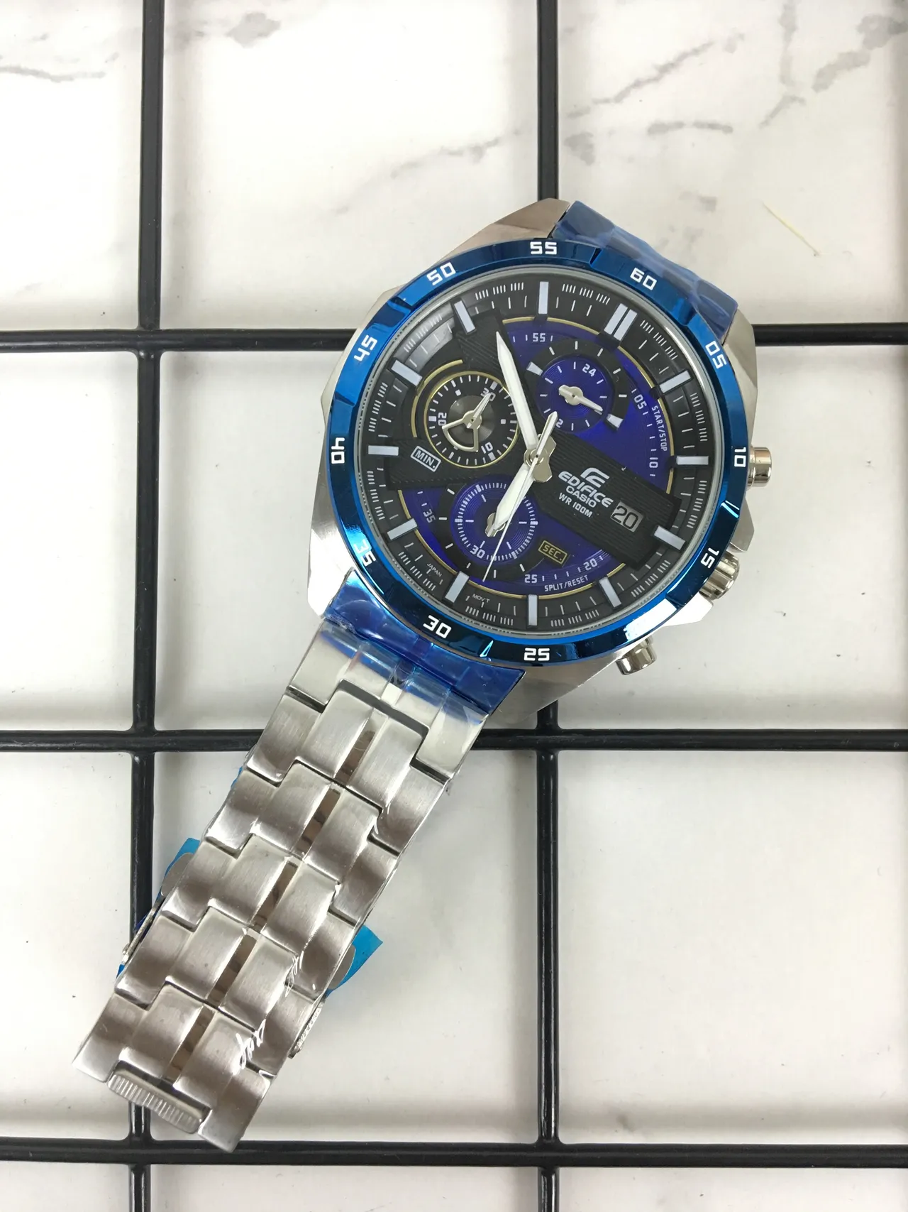 Casio Edifice Chronographe Accents Bleus Métal et Résine Montre Sport 7
