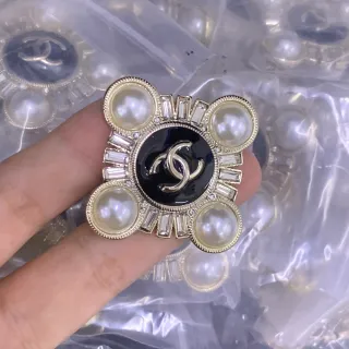Chanel काला सोना वर्गाकार सिल्हूट मोती-प्रकाशित ब्रोच
