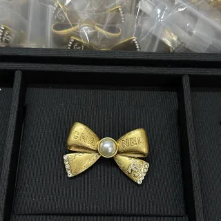 Chanel Broche Lazo Perla y Cristal Dorado
