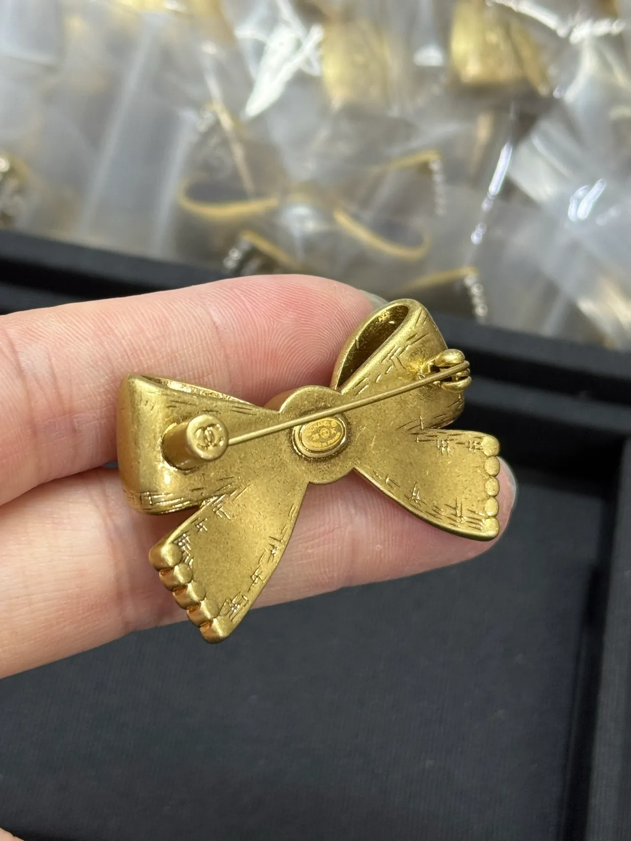 Chanel Broche Nœud Perle et Cristal Doré 2